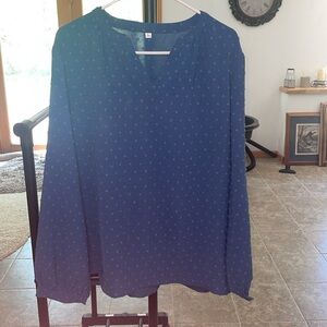 women's v-neck long sleeve blue and white patterned shirt / blouse